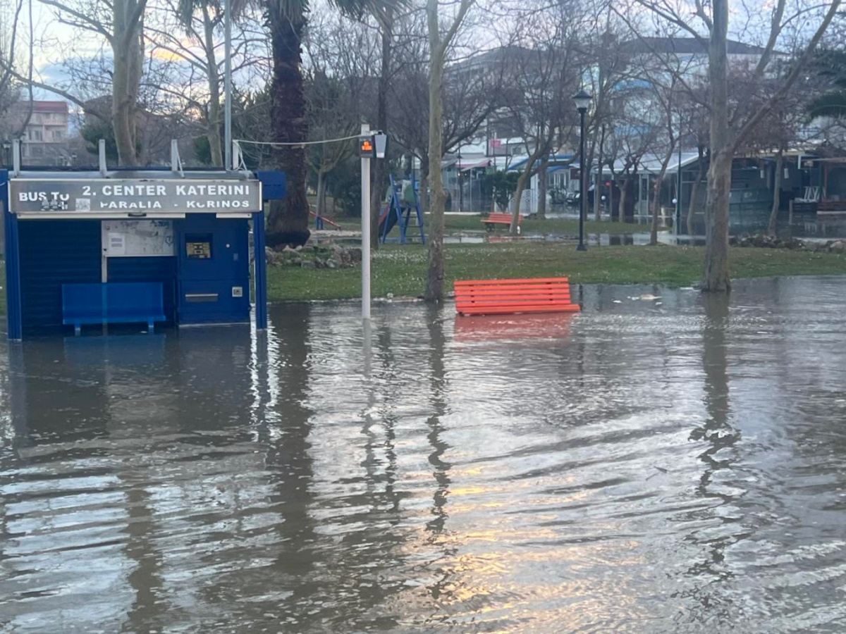 Η κακοκαιρία πλήττει τη χώρα: Πλημμύρες και κατολισθήσεις από Τζουμέρκα έως Σαμοθράκη – Σοβαρά ζητήματα σε δρόμους και κατοικίες 8 Κατερίνη
