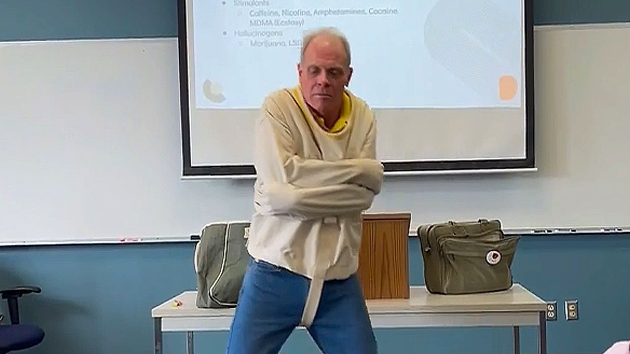 Καθηγητής ψυχολογίας λύνει… ζουρλομανδύα και κερδίζει στοίχημα!