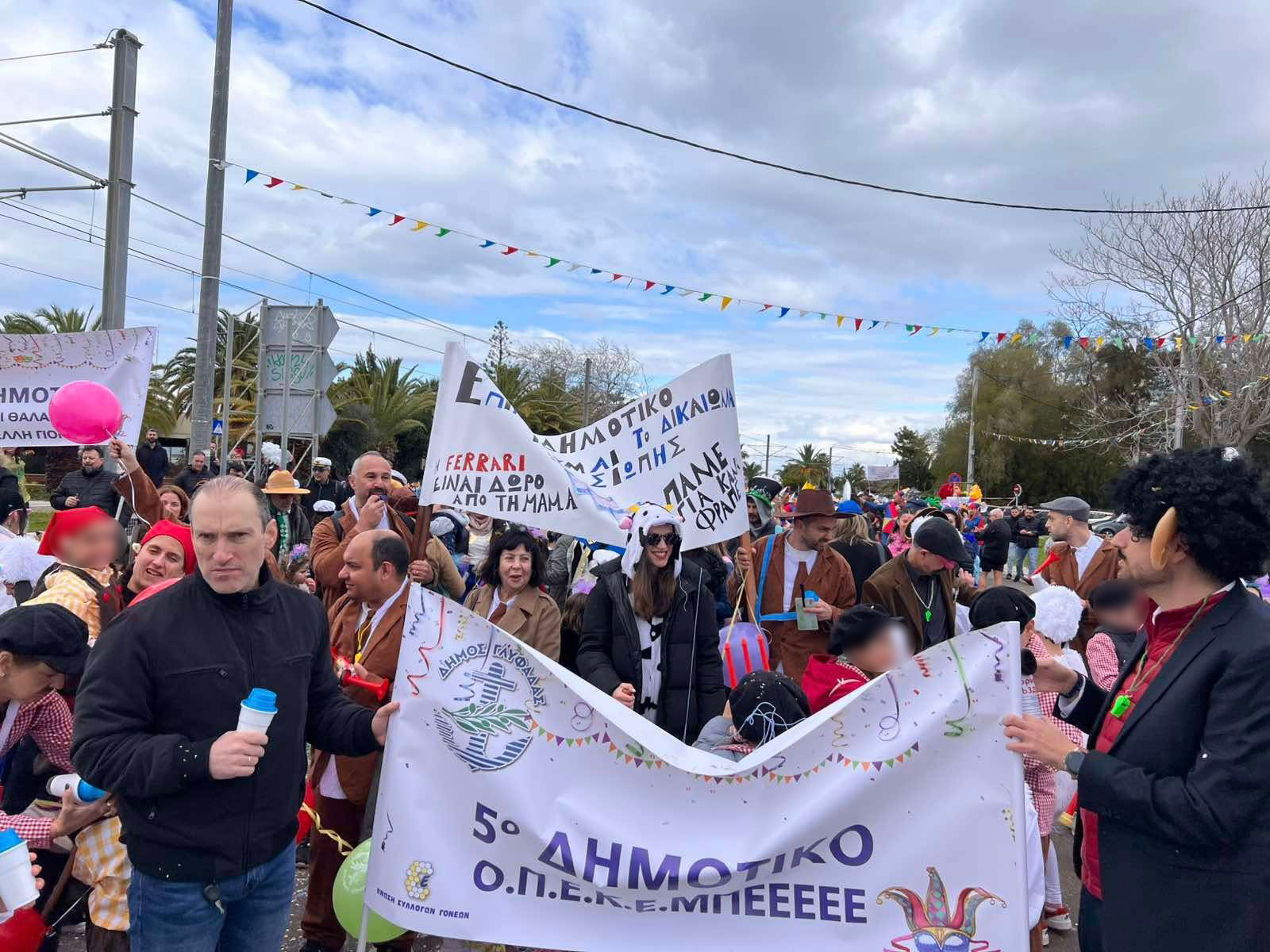 ΟΠΕΚΕΜπεεεε με Ferrari και τρακτέρ στο αποκριάτικο πάρτι της Γλυφάδας