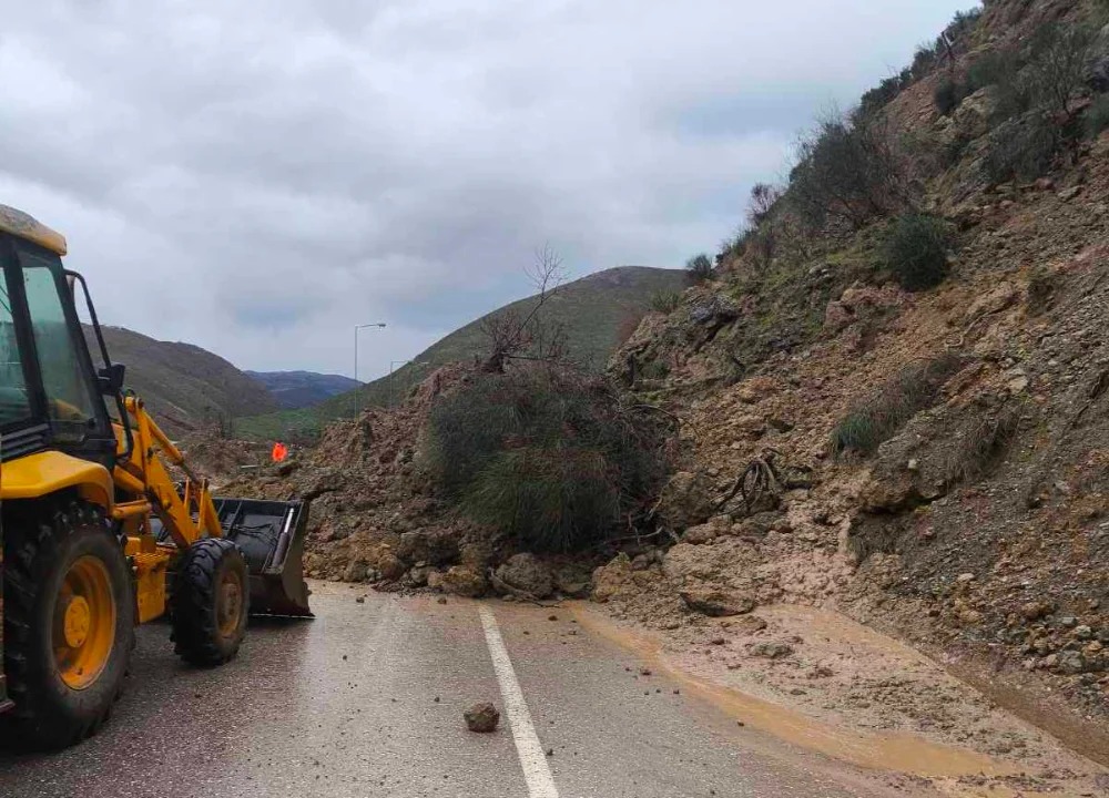 Η κακοκαιρία πλήττει τη χώρα: Καταρρεύσεις δέντρων στη Θεσσαλονίκη, υπερχειλίσεις ποταμών στην Ήπειρο – Πλημμύρες στην Πάρο 18 Η κακοκαιρία πλήττει τη χώρα: Καταρρεύσεις δέντρων στη Θεσσαλονίκη, υπερχειλίσεις ποταμών στην Ήπειρο – Πλημμύρες στην Πάρο