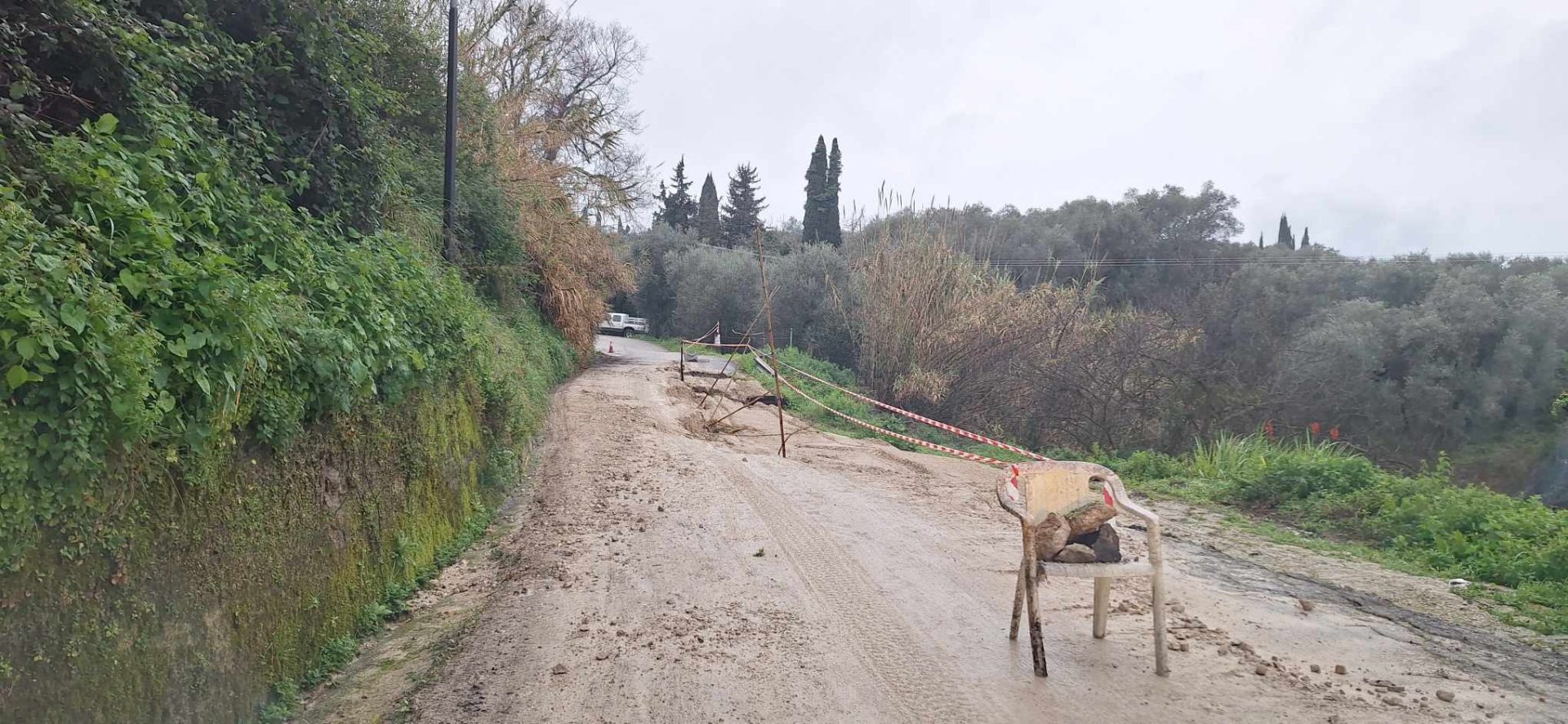 Η κακοκαιρία πλήττει τη χώρα: Καταρρεύσεις δέντρων στη Θεσσαλονίκη, υπερχειλίσεις ποταμών στην Ήπειρο – Πλημμύρες στην Πάρο 20 Δρόμος