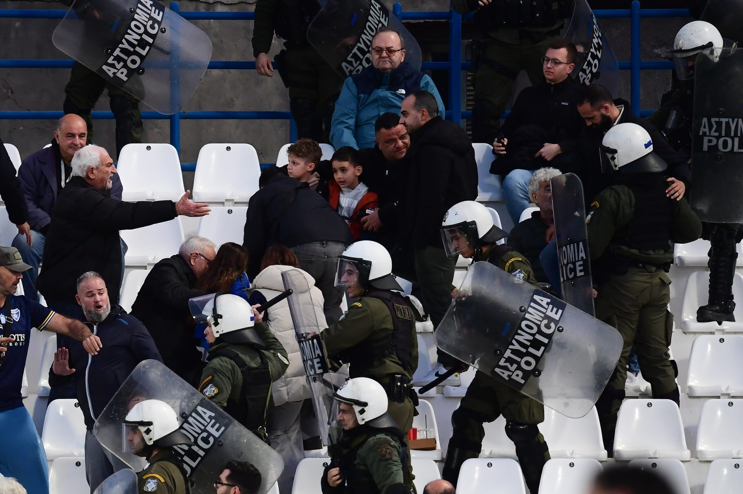 Κηφισιά – ΟΦΗ: Αναταραχή στις εξέδρες, ο Αντονίσε ανέβηκε στις κερκίδες για να βρει το παιδί του 2 Κηφισιά – ΟΦΗ: Αναταραχή στις εξέδρες, ο Αντονίσε ανέβηκε στις κερκίδες για να βρει το παιδί του