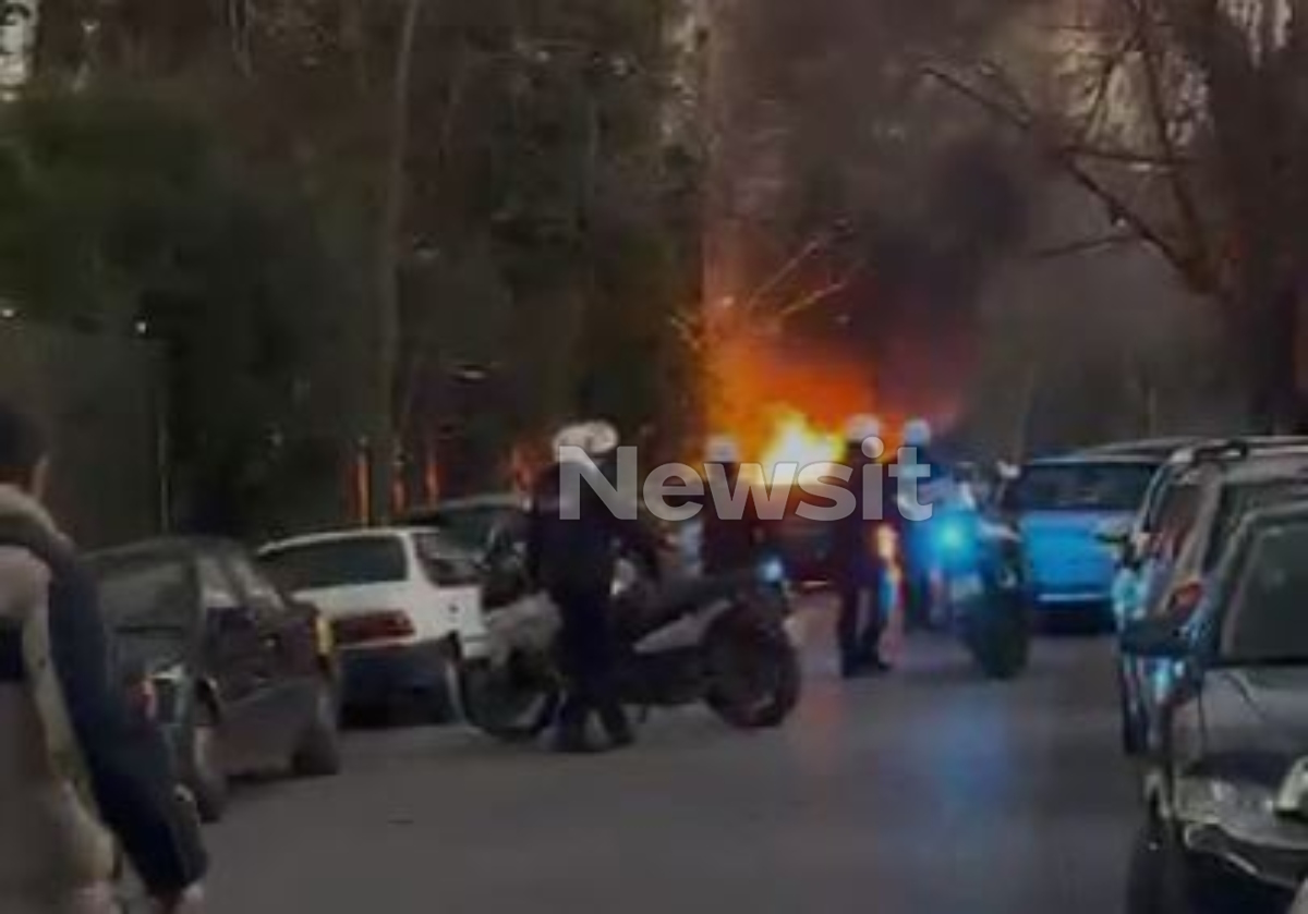 Πυρκαγιά σε οχήματα στον ΗΣΑΠ Κηφισιάς: Βίντεο από τη στιγμή που τα αυτοκίνητα παραδόθηκαν στις φλόγες
