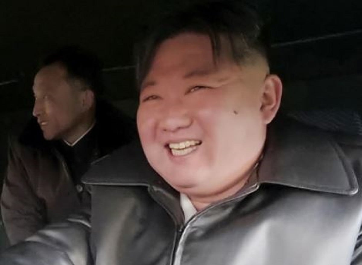 Κιμ Γιονγκ Ουν: Αποκάλυψε πυρηνικούς εκτοξευτές σε στρατιωτική εκδήλωση στην Πιονγιάνγκ