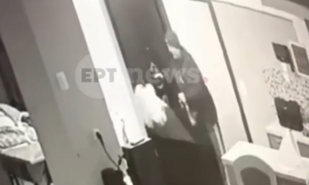 Κυψέλη: Η στιγμή που η μητέρα αντιμετωπίζει τον 64χρονο μετά τις επιθέσεις στις κόρες της