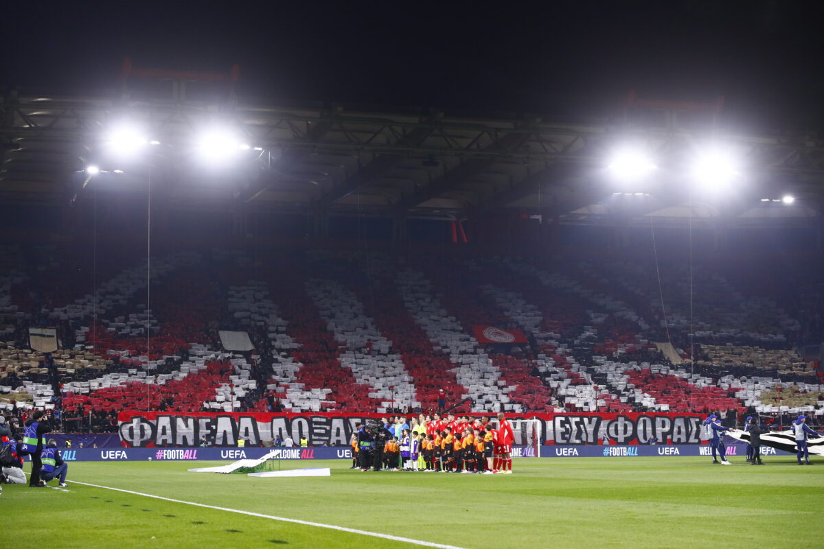 Ολυμπιακός – Λεβερκούζεν: Το εντυπωσιακό κορεό με τη γιγάντια ερυθρόλευκη φανέλα στο «Καραϊσκάκης»