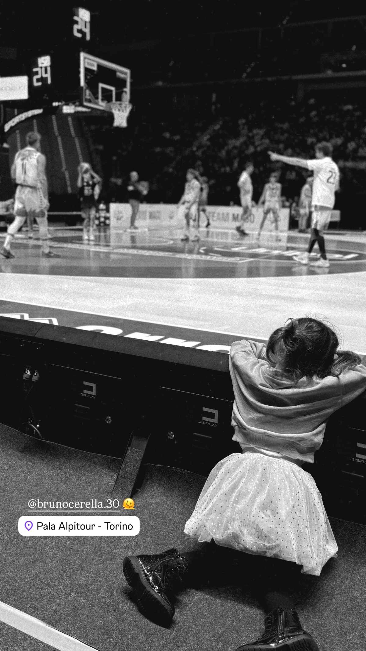 Οικονομάκου: Στην Ιταλία με την κόρη της – Το γλυκό στιγμιότυπο από τον αγώνα μπάσκετ του Τσερέλα 14 Η κόρη της Αθηνάς Οικονομάκου στο γήπεδο