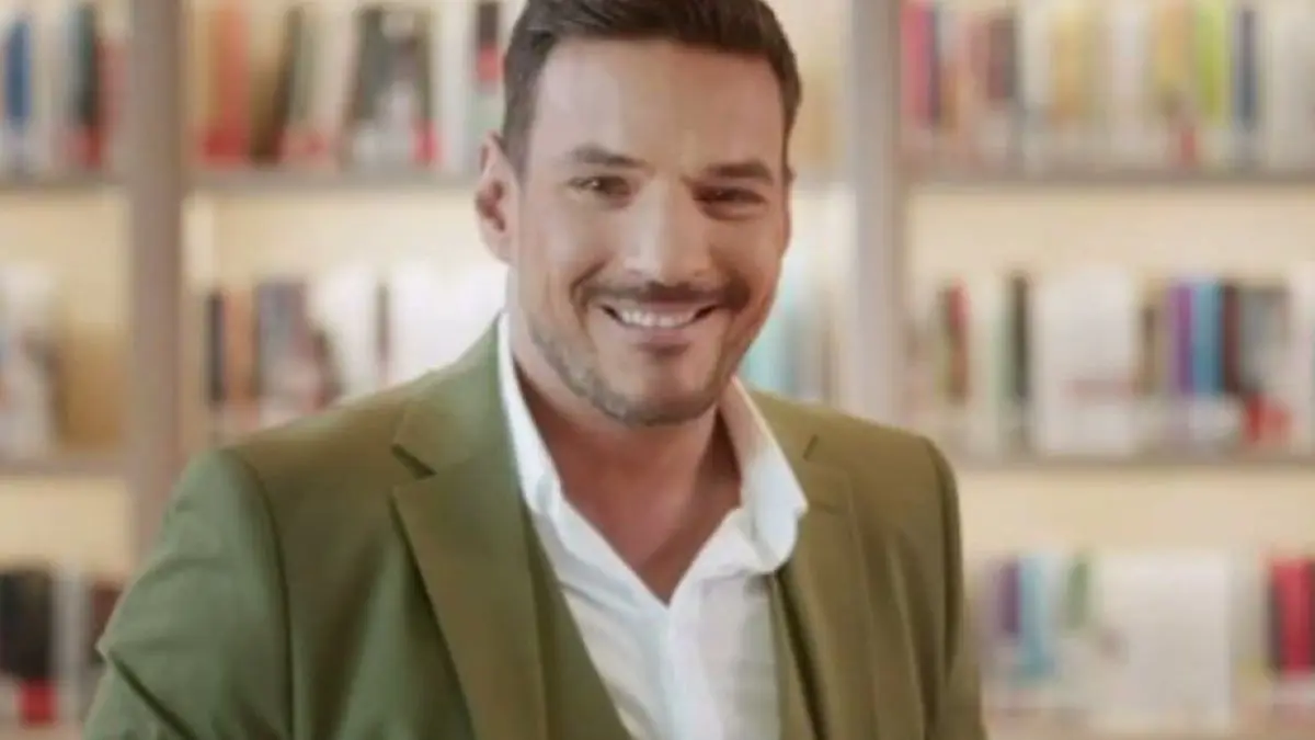 Ο Κώστας Τσουρός στο trailer της εκπομπής του