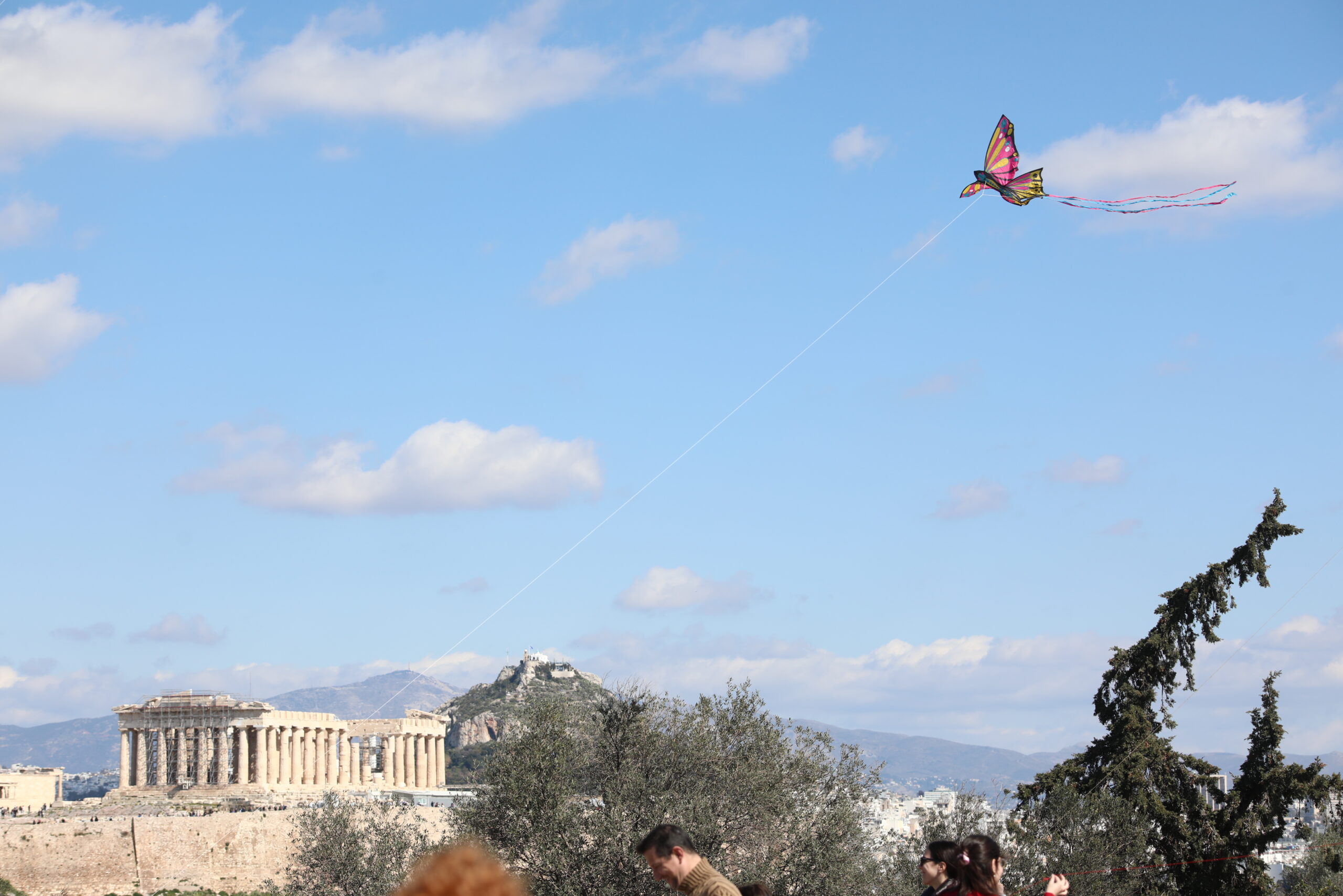 Καθαρά Δευτέρα: Γιορτή και χαρταετοί στον λόφο του Φιλοπάππου για τους Αθηναίους και στο Σέιχ Σου για τους Θεσσαλονικείς 12 Καθαρά Δευτέρα: Γιορτή και χαρταετοί στον λόφο του Φιλοπάππου για τους Αθηναίους και στο Σέιχ Σου για τους Θεσσαλονικείς