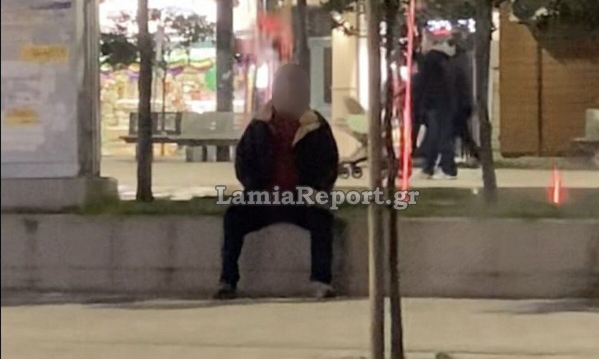 Λαμία: Ηλικιωμένος επιδίδεται σε άσεμνη πράξη σε κεντρική πλατεία, μπροστά σε ανήλικες – Βίντεο ντοκουμέντο