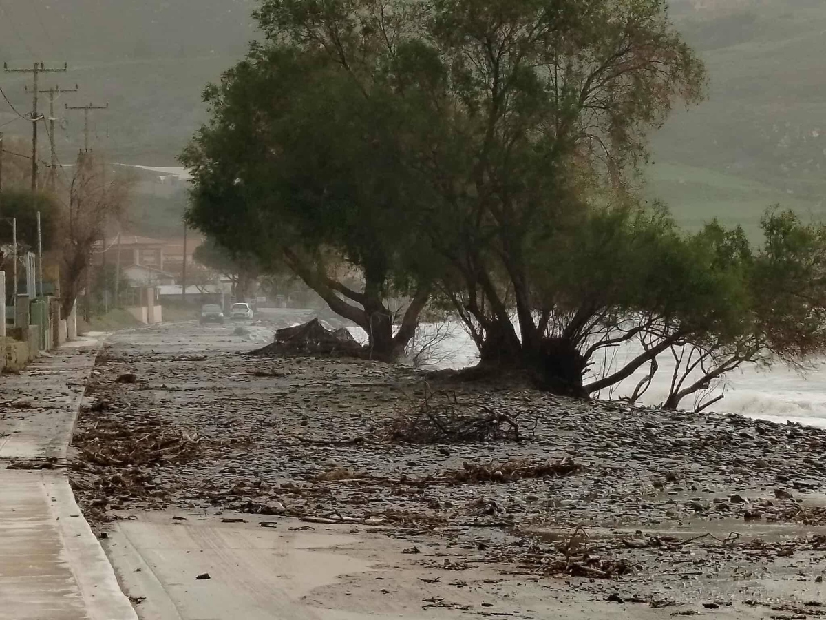 Ασφυκτική κατάσταση σε όλη την Ελλάδα: Καταστροφές από δυνατούς ανέμους – Αφρικανική σκόνη σκεπάζει Κρήτη και Αττική