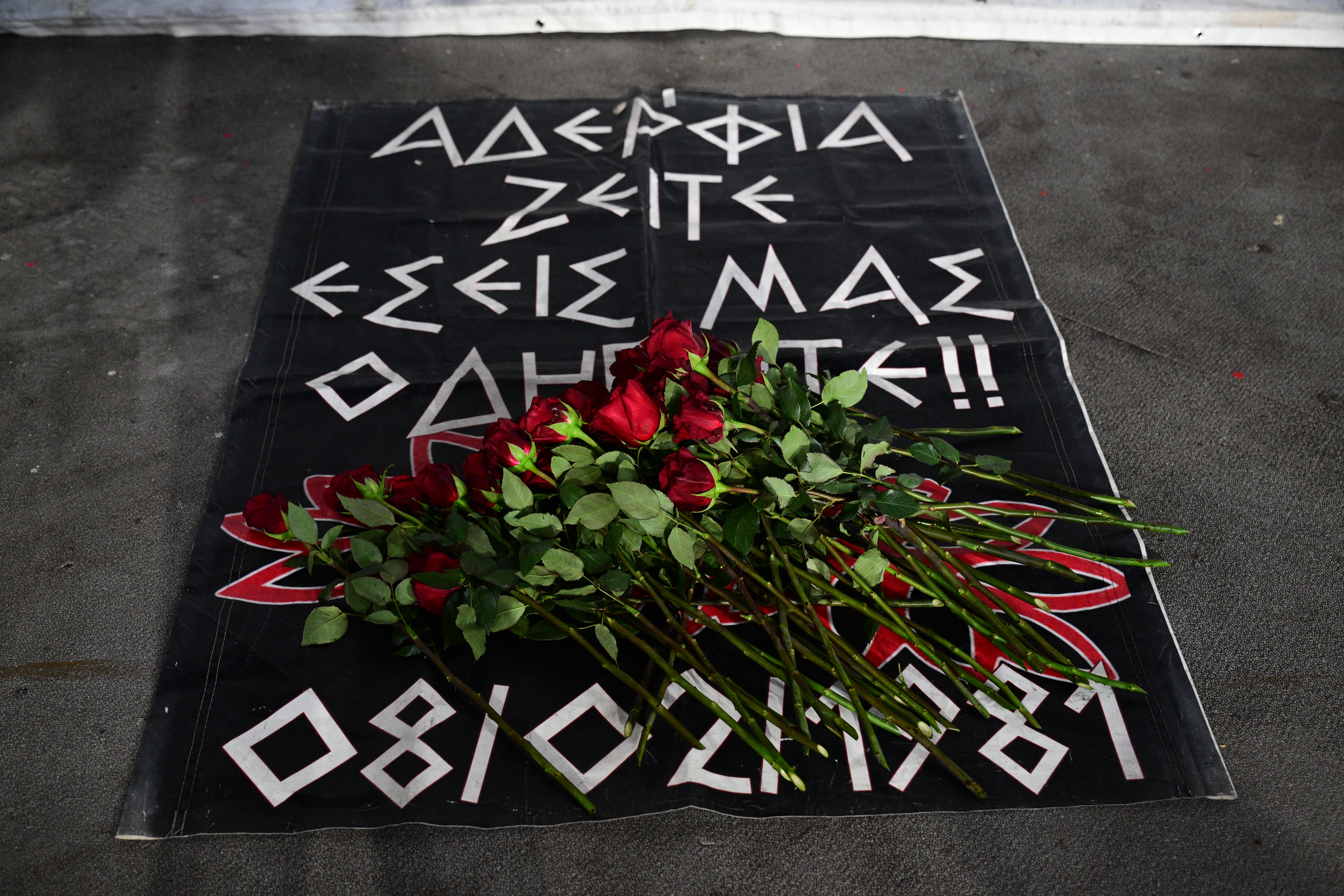 Οι αθλητές του Ολυμπιακού απέτισαν φόρο τιμής στα θύματα της τραγωδίας της θύρας 7 στο ΣΕΦ