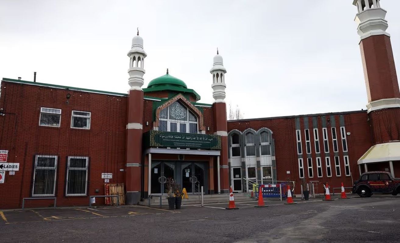 Συναγερμός στο Μάντσεστερ: Δύο άνδρες επιτέθηκαν σε τζαμί με τσεκούρι και μαχαίρι – Καταδίωξη από τις αρχές