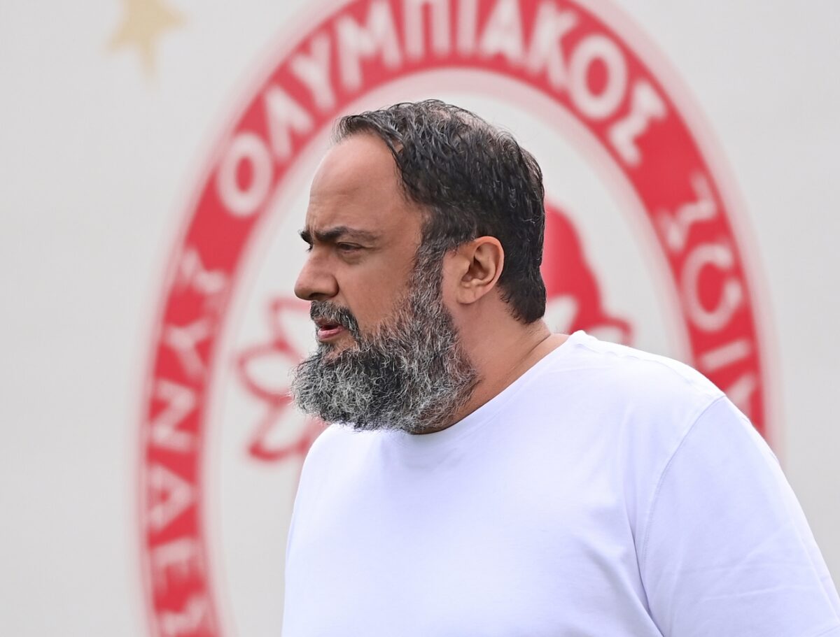 Ο Βαγγέλης Μαρινάκης βρέθηκε στο Ρέντη για σημαντική συνάντηση με τον Χοσέ Λουίς Μεντιλίμπαρ και τους παίκτες του Ολυμπιακού