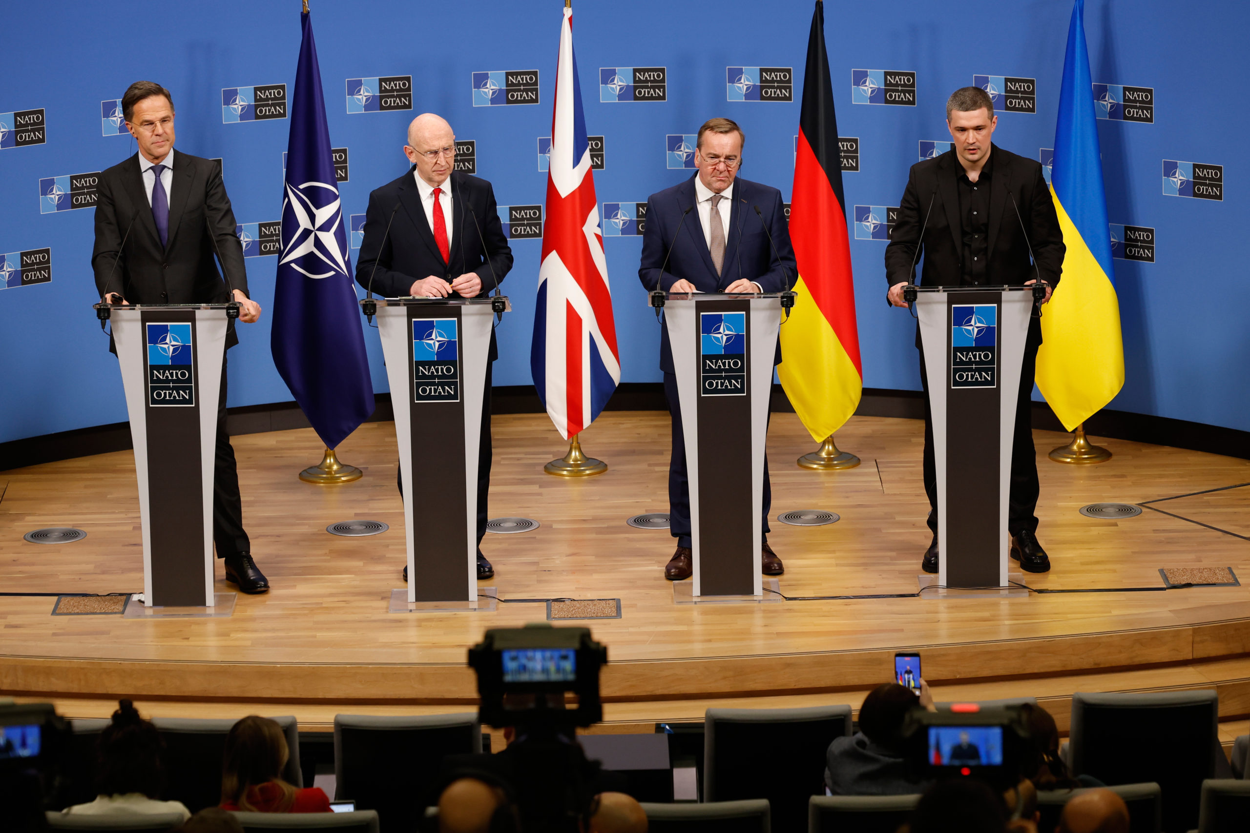 Σύνοδος Υπουργών Άμυνας ΝΑΤΟ: Δέσμευση στρατιωτικής ενίσχυσης δισεκατομμυρίων στην Ουκρανία – Καθησυχαστικός ο Μάρκ Ρούτε για τη Γροιλανδία