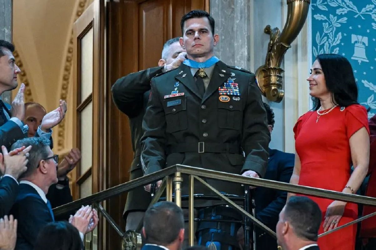 Τραμπ: Βράβευσε με το Μετάλλιο Τιμής πιλότο που τραυματίστηκε στην αποστολή κατά του Μαδούρο