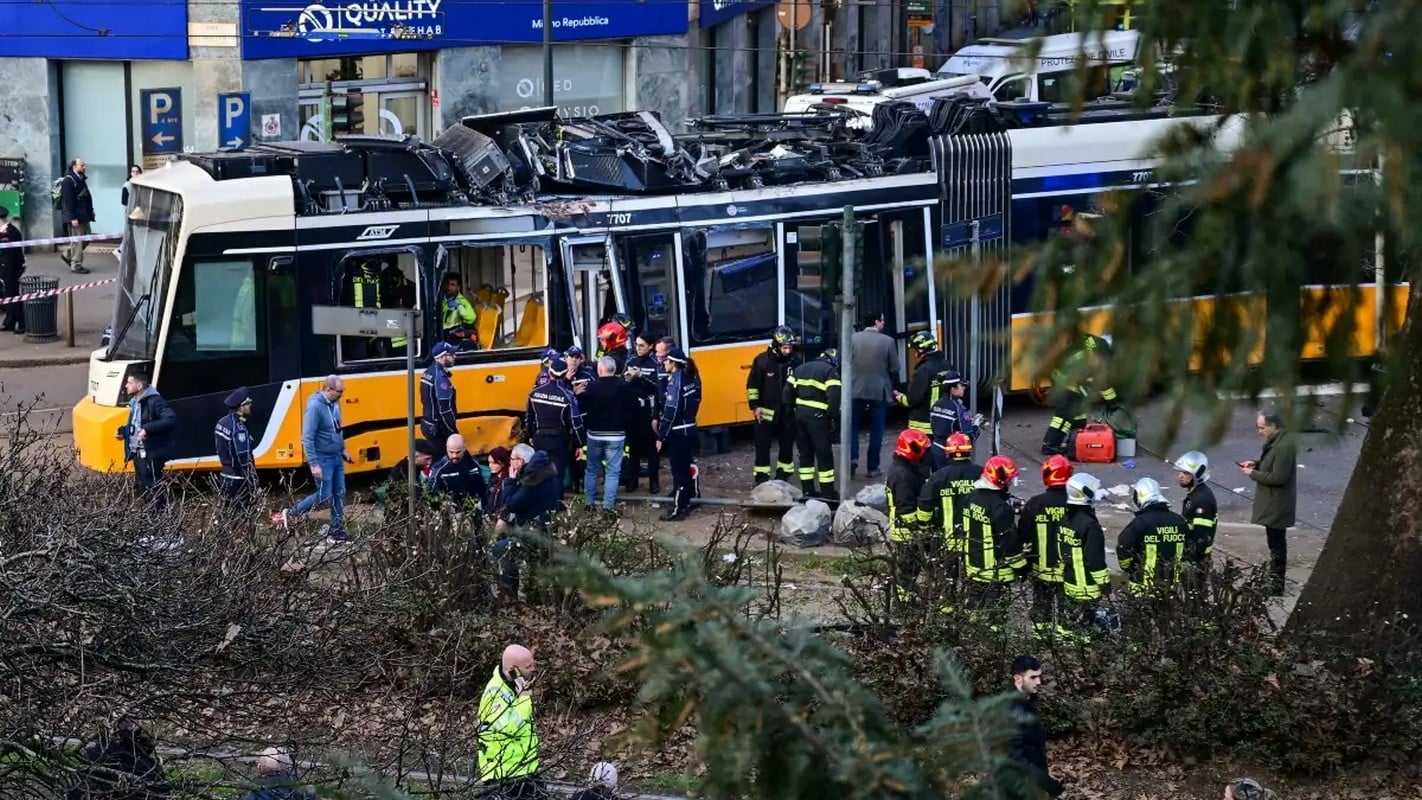 Δραματική σκηνή στο Μιλάνο: Καρέ καρέ η στιγμή που το τραμ εκτροχιάζεται και συγκρούεται με κτίριο – Δύο νεκροί και 40 τραυματίες