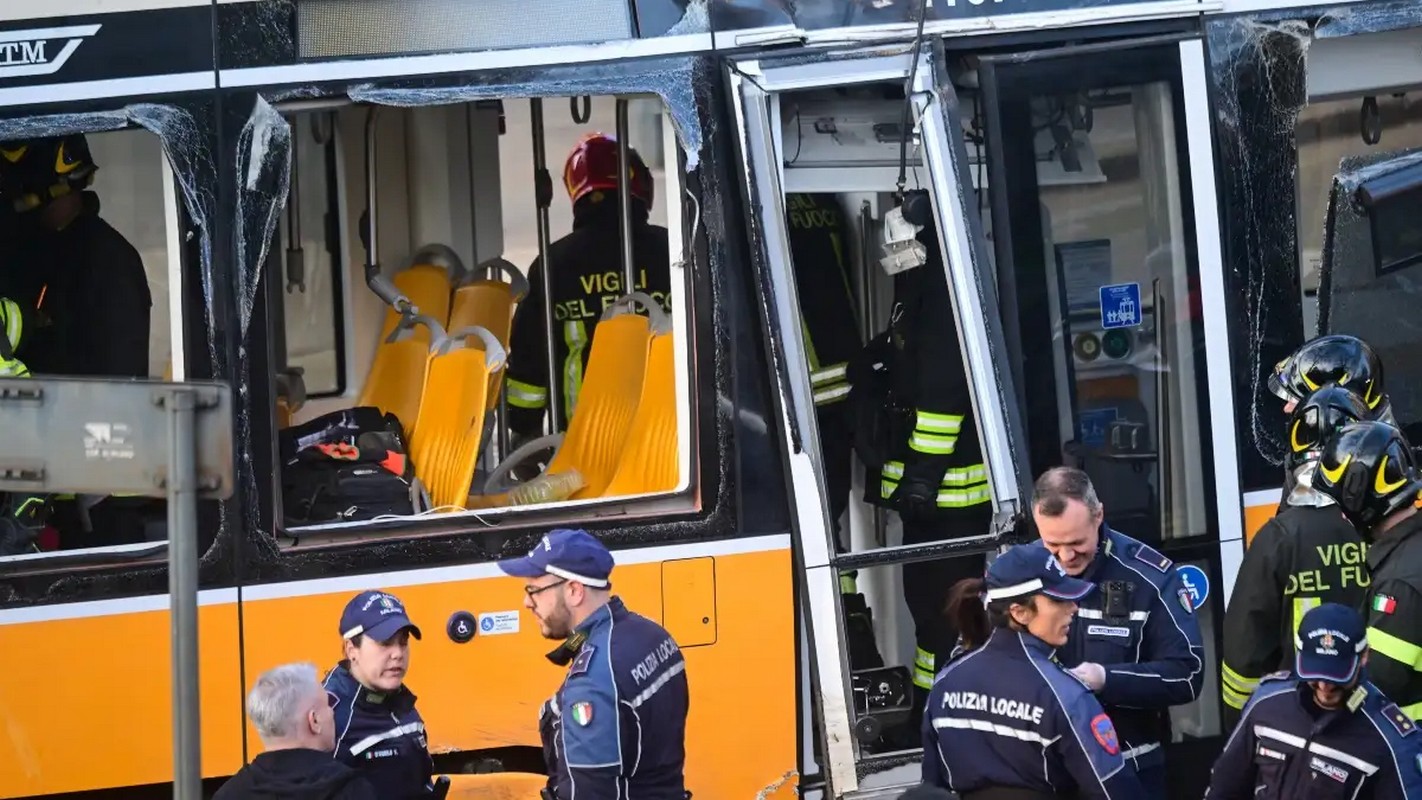 Δραματική σκηνή στο Μιλάνο: Καρέ καρέ η στιγμή που το τραμ εκτροχιάζεται και συγκρούεται με κτίριο – Δύο νεκροί και 40 τραυματίες