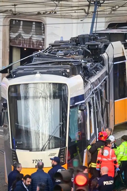 Δραματική σκηνή στο Μιλάνο: Καρέ καρέ η στιγμή που το τραμ εκτροχιάζεται και συγκρούεται με κτίριο – Δύο νεκροί και 40 τραυματίες