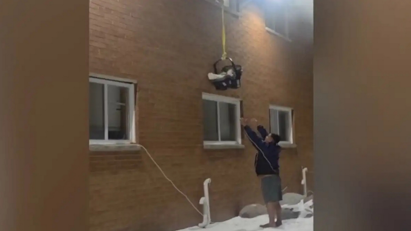 Μιλγουόκι: Στιγμιότυπα διάσωσης βρέφους με κουβέρτα από φλεγόμενο σπίτι