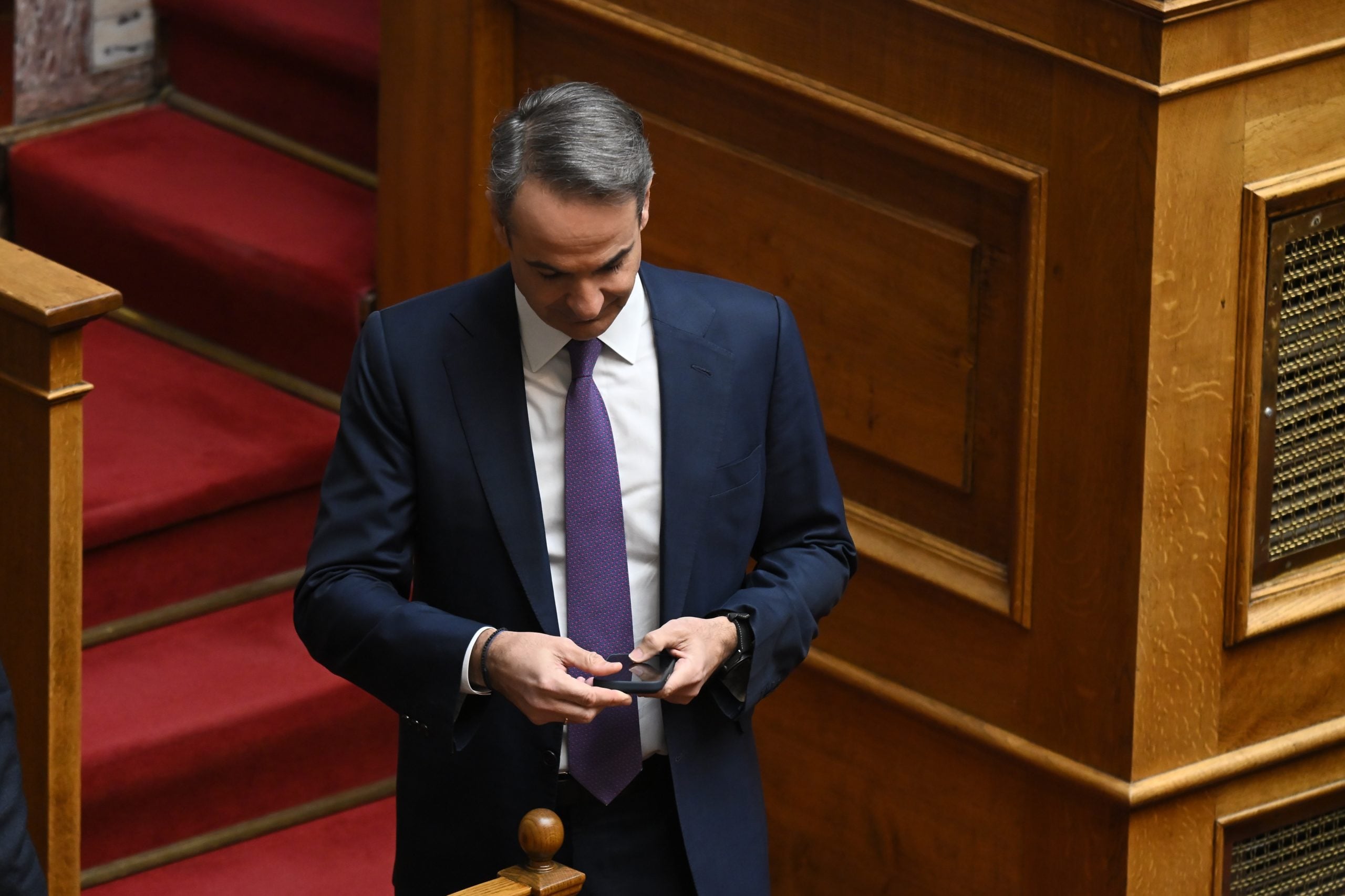 Αντιγόνη Πανέλλη: Ένα λευκό τριαντάφυλλο στο γραφείο της στη Βουλή άφησε ο Κυριάκος Μητσοτάκης