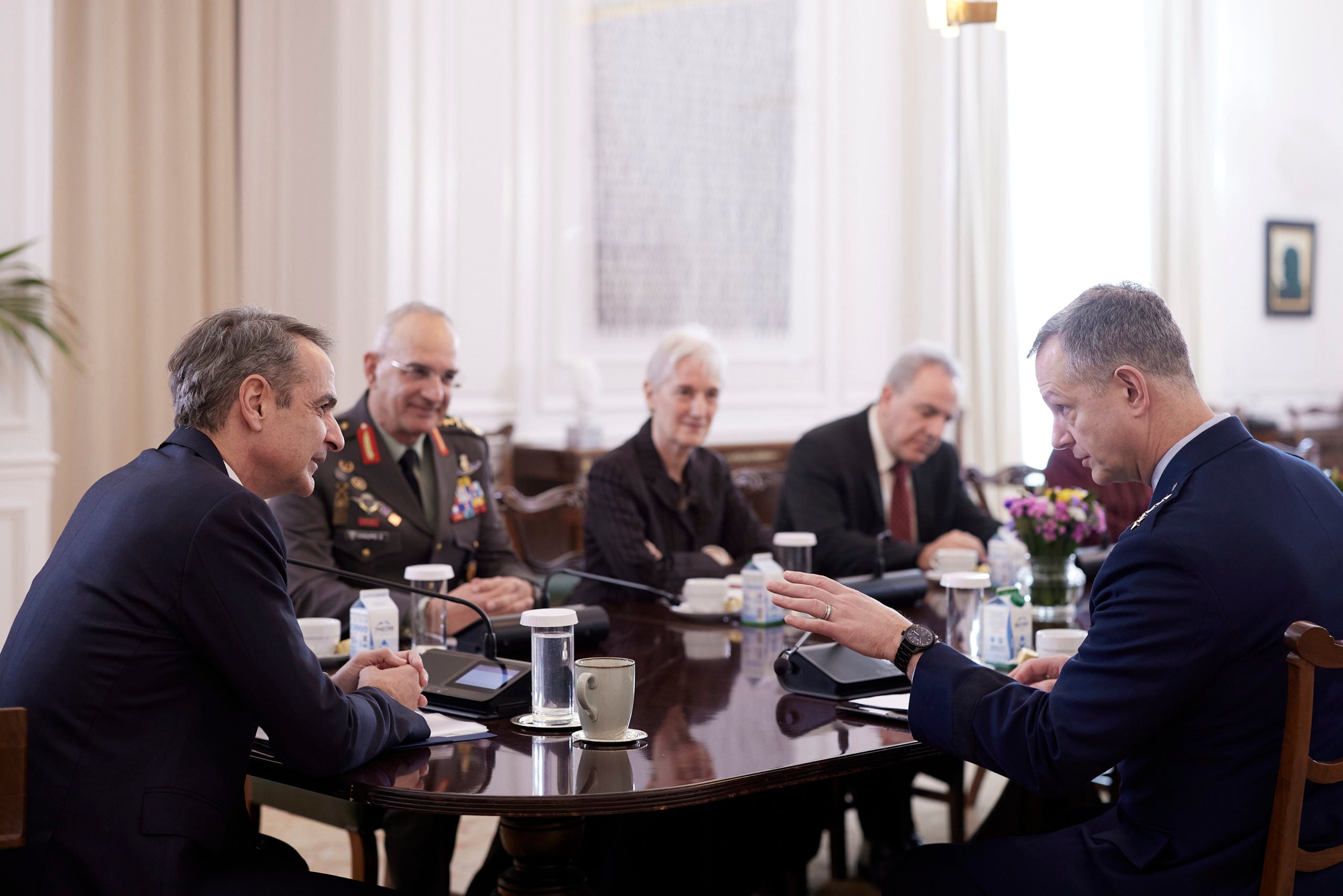 Συνάντηση Μητσοτάκη με τον κορυφαίο διοικητή του ΝΑΤΟ στην Ευρώπη – Τι συζήτησαν για τις αμυντικές δαπάνες