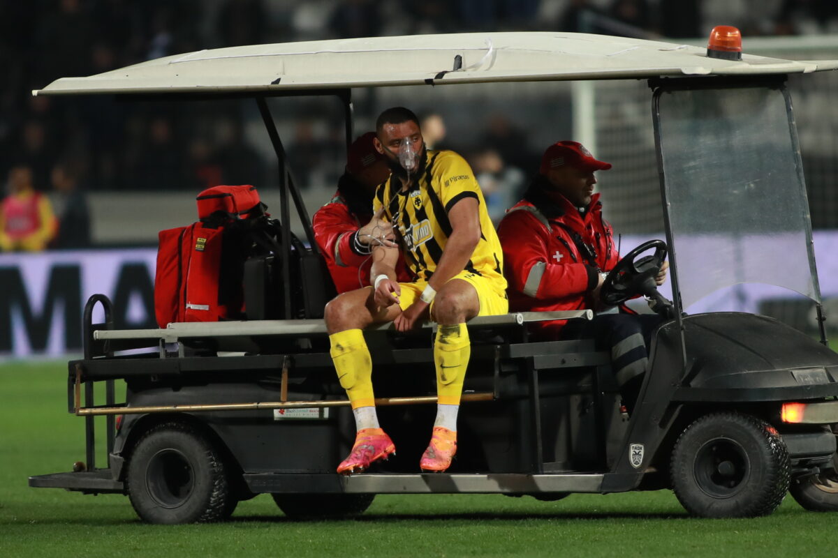 ΠΑΟΚ – ΑΕΚ: Οζντόεφ, Μουκουντί και Πήλιος αποχώρησαν αναγκαστικά, μάσκα οξυγόνου για τον Καμερουνέζο