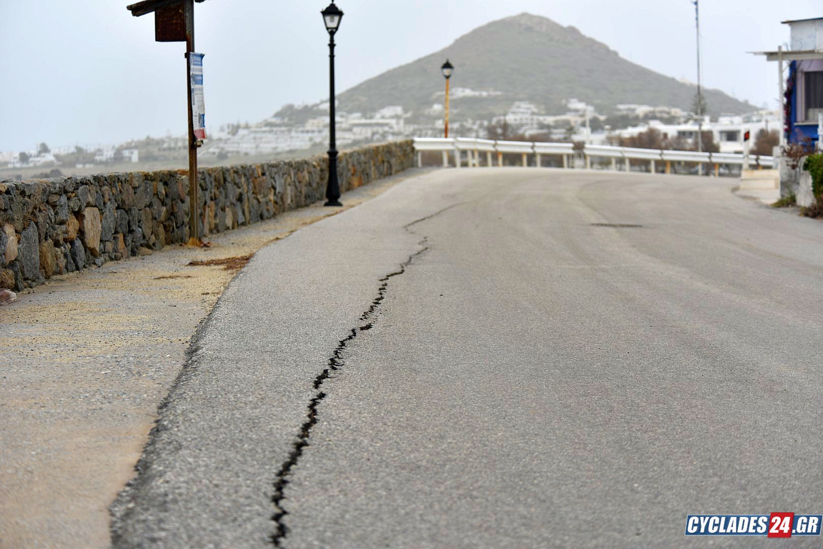 Νάξος: «Κατέρρευσε» μέρος του δρόμου στον Άγιο Προκόπιο – Σοβαρές ζημιές, ανησυχία για πλήρη κατάρρευση