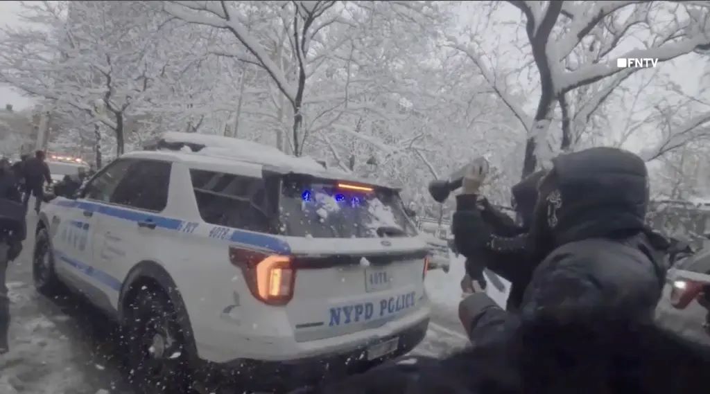 Νέα Υόρκη: Επικός χιονοπόλεμος στόχευσε αστυνομικούς και περιπολικά – Δείτε βίντεο