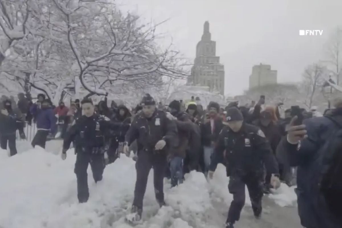 Νέα Υόρκη: Επικός χιονοπόλεμος στόχευσε αστυνομικούς και περιπολικά – Δείτε βίντεο