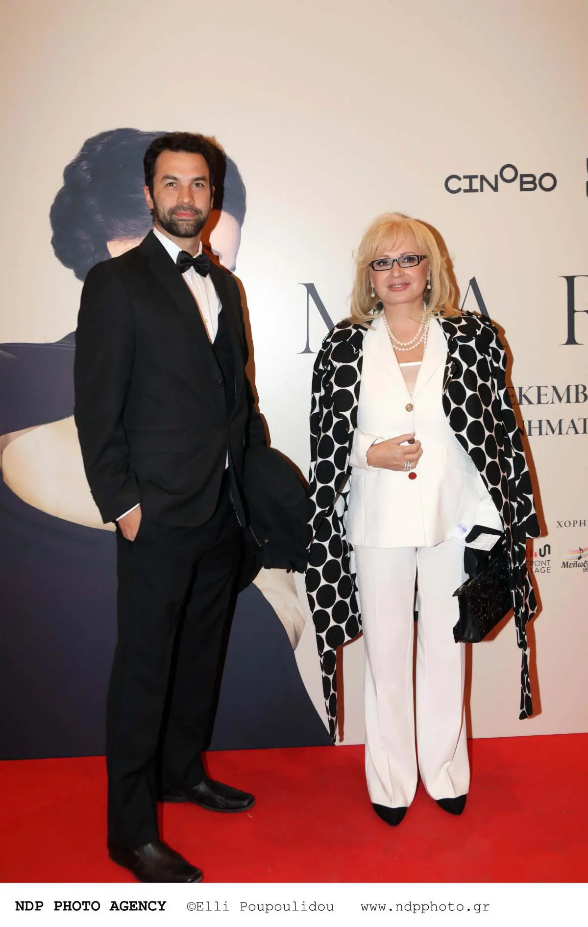 Νικολούλη: Η σπάνια εξομολόγηση του γιου της, Κωνσταντίνου – «Είναι η πιο αυστηρή κριτής» 2 Η Αγγελική Νικολούλη με το γιο της