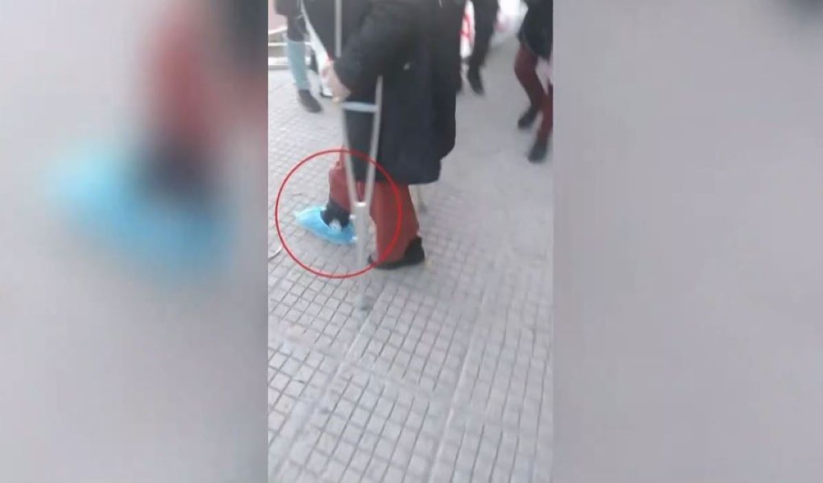 Νηπιαγωγός καταγγέλλει το δημόσιο: Αναγκάστηκε να επιστρέψει στο σχολείο με σπασμένο πόδι μετά από εργατικό ατύχημα