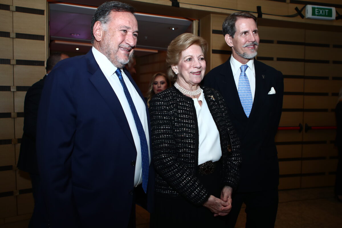 Ο Παύλος Ντε Γκρες και η μητέρα του Άννα Μαρία στην τελετή βραβείων της ΕΟΕ