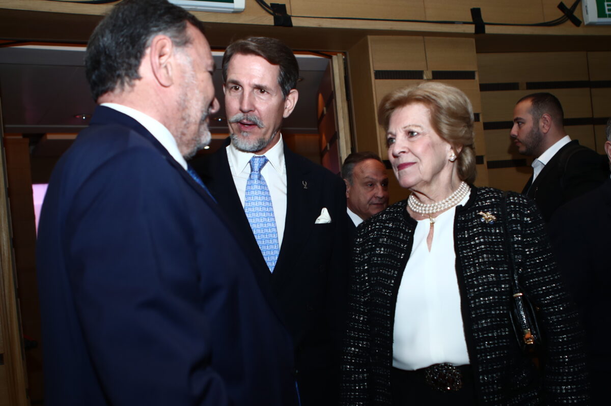 Ο Παύλος Ντε Γκρες και η μητέρα του Άννα Μαρία στην τελετή βραβείων της ΕΟΕ