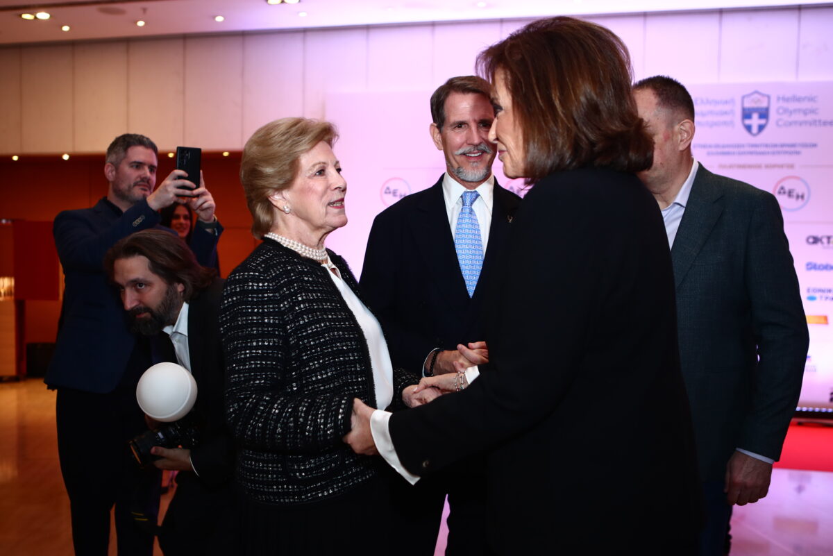 Ο Παύλος Ντε Γκρες και η μητέρα του Άννα Μαρία στην τελετή βραβείων της ΕΟΕ