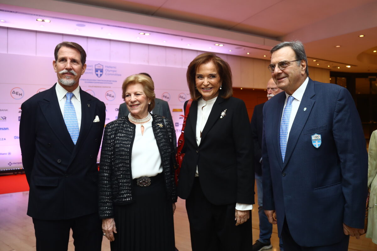 Ο Παύλος Ντε Γκρες και η μητέρα του Άννα Μαρία στην τελετή βραβείων της ΕΟΕ