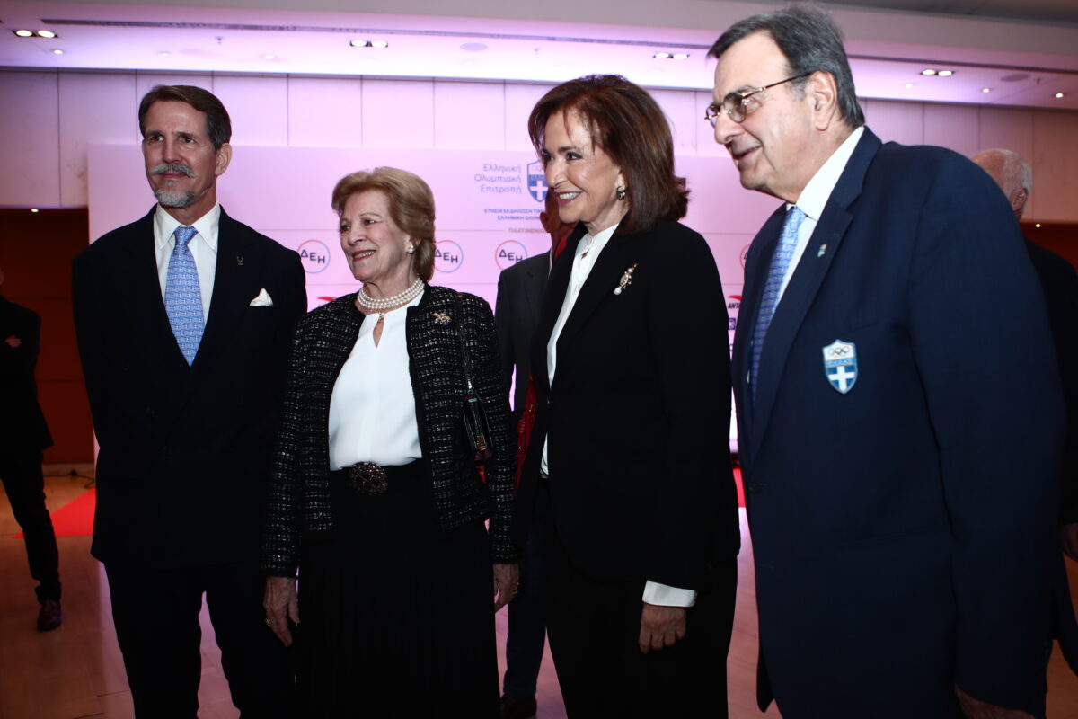 Ο Παύλος Ντε Γκρες και η μητέρα του Άννα Μαρία στην τελετή βραβείων της ΕΟΕ