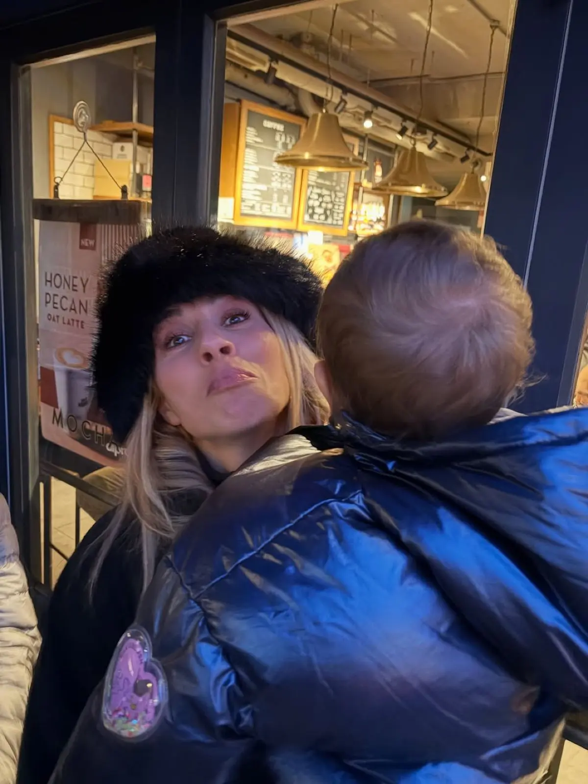 Η Ντορέττα Παπαδημητρίου μαζί με τους γιους της και τον Γιώργο Γεροντιδάκη στο Λονδίνο