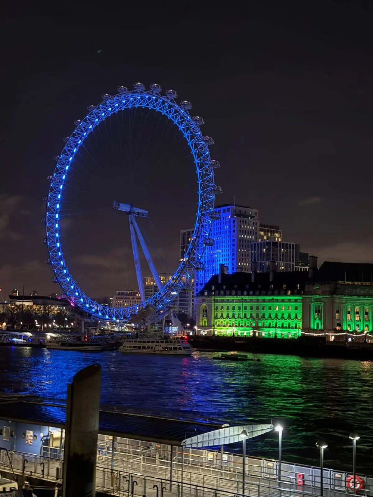 Η Ντορέττα Παπαδημητρίου μαζί με τους γιους της και τον Γιώργο Γεροντιδάκη στο Λονδίνο