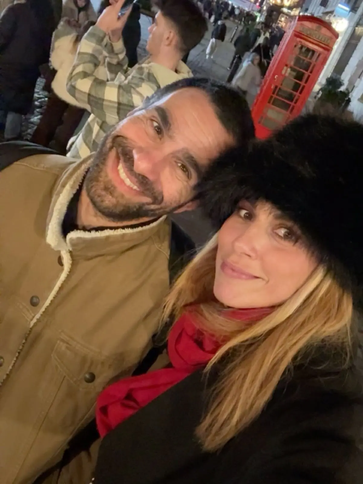 Η Ντορέττα Παπαδημητρίου μαζί με τους γιους της και τον Γιώργο Γεροντιδάκη στο Λονδίνο