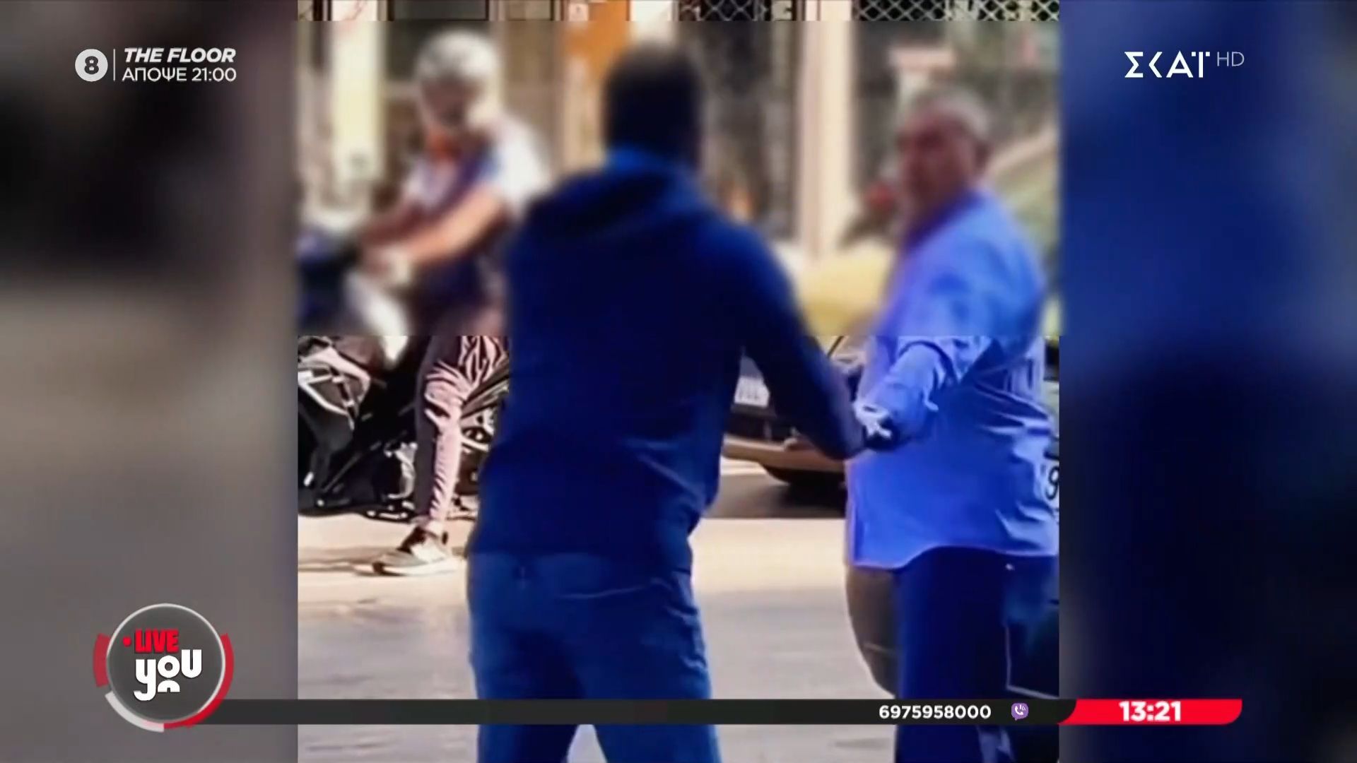 Οδηγοί τσακώνονται στη μέση του δρόμου