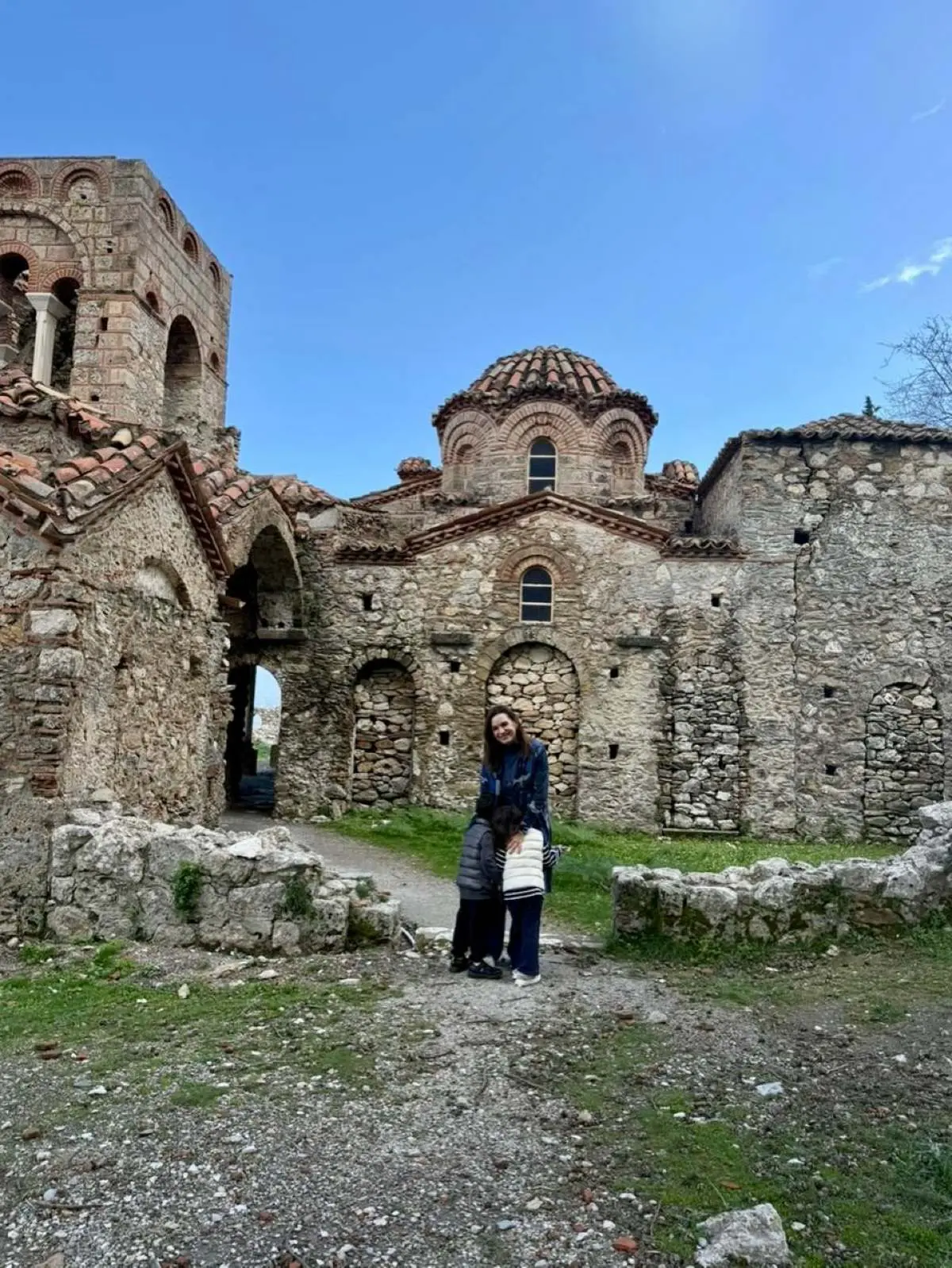 Όλγα Κεφαλογιάννη: Ταξίδι στον Μυστρά με τους δίδυμους γιους της – «Η οικογένεια είναι το σταθερό μας σημείο» 11 Όλγα Κεφαλογιάννη