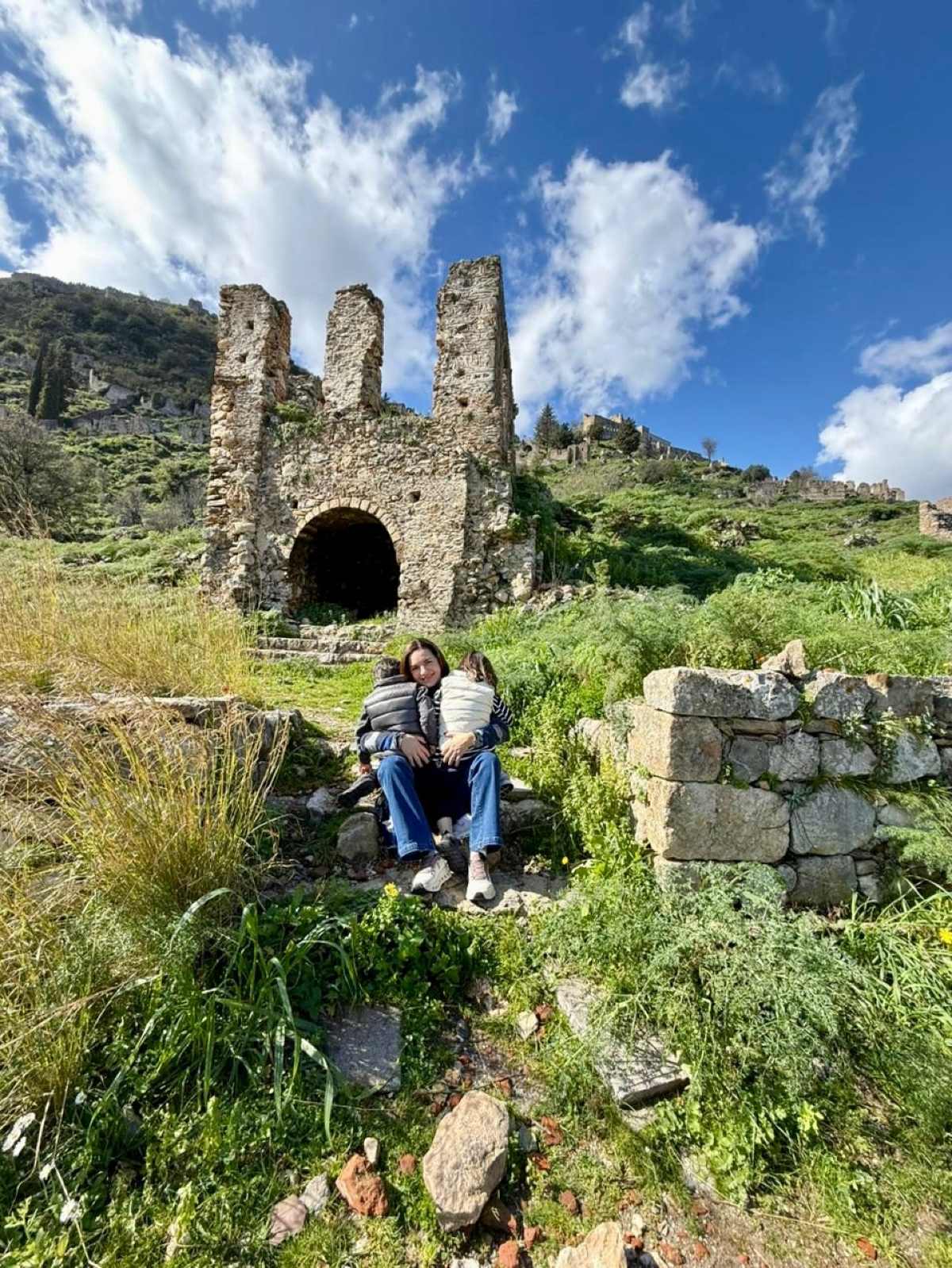 Όλγα Κεφαλογιάννη: Ταξίδι στον Μυστρά με τους δίδυμους γιους της – «Η οικογένεια είναι το σταθερό μας σημείο» 12 Όλγα Κεφαλογιάννη