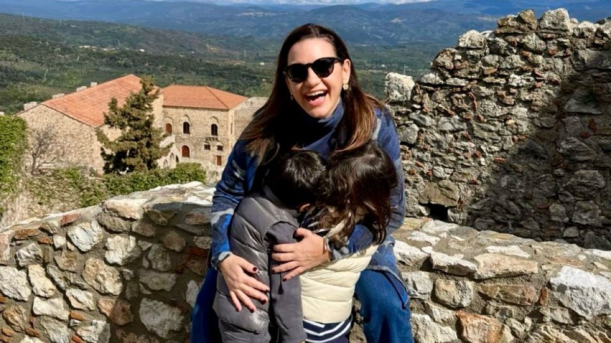 Home 90 Όλγα Κεφαλογιάννη: Ταξίδι στον Μυστρά με τους δίδυμους γιους της – «Η οικογένεια είναι το σταθερό μας σημείο»