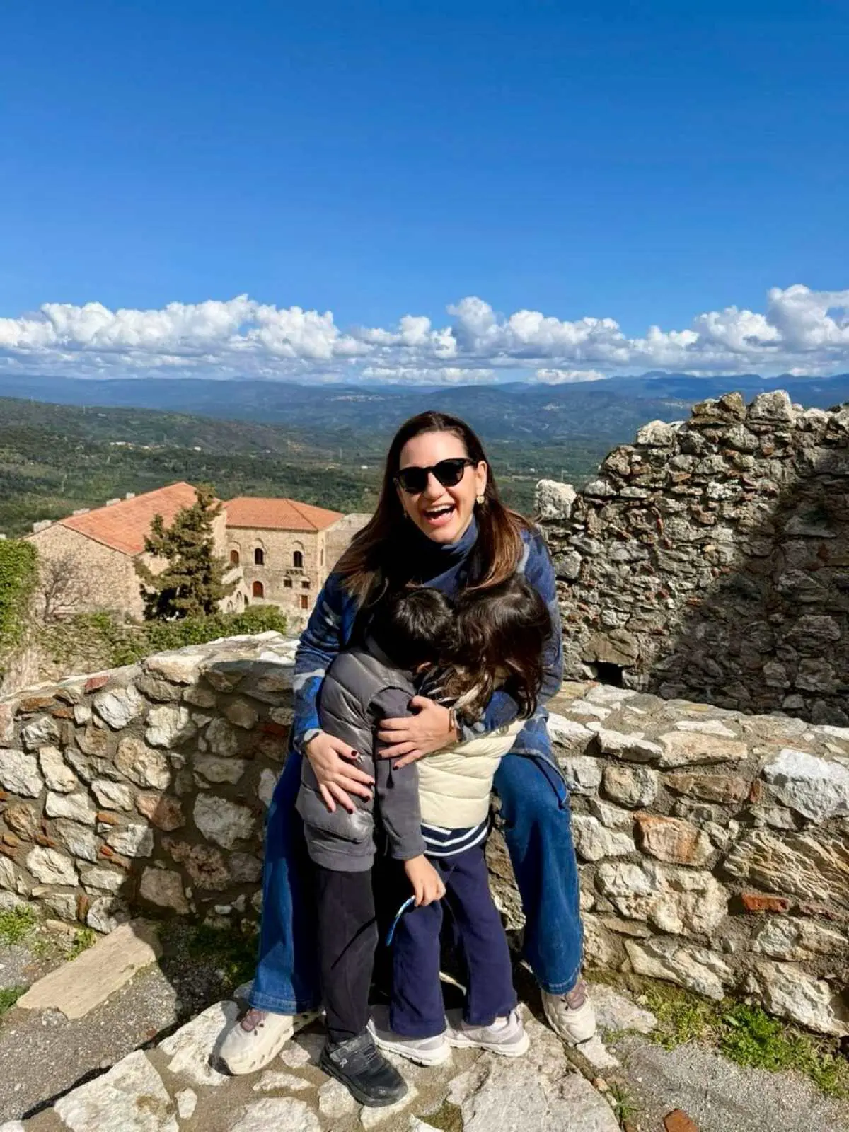 Όλγα Κεφαλογιάννη: Ταξίδι στον Μυστρά με τους δίδυμους γιους της – «Η οικογένεια είναι το σταθερό μας σημείο» 7 Όλγα Κεφαλογιάννη