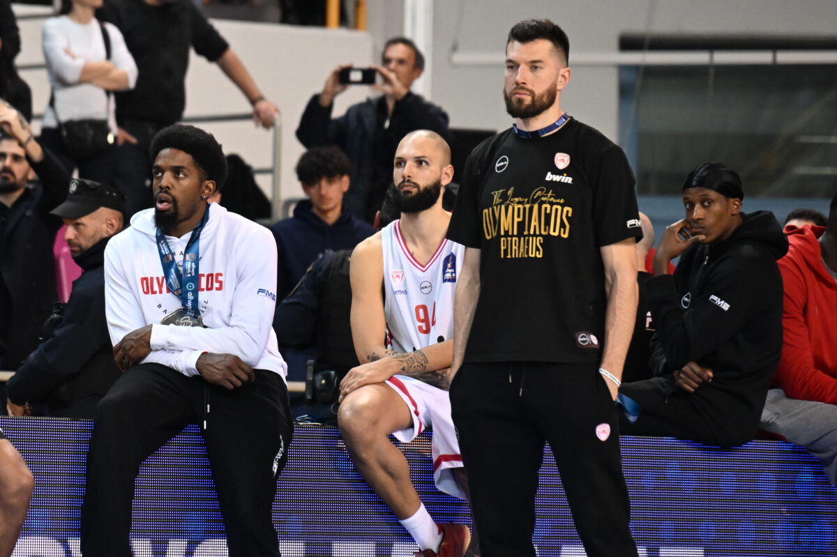 Ολυμπιακός – Παναθηναϊκός: Η εντυπωσιακή στιγμή του Σλούκα με τον Βεζένκοφ και η χειρονομία των Πειραιωτών στην απονομή του Κυπέλλου