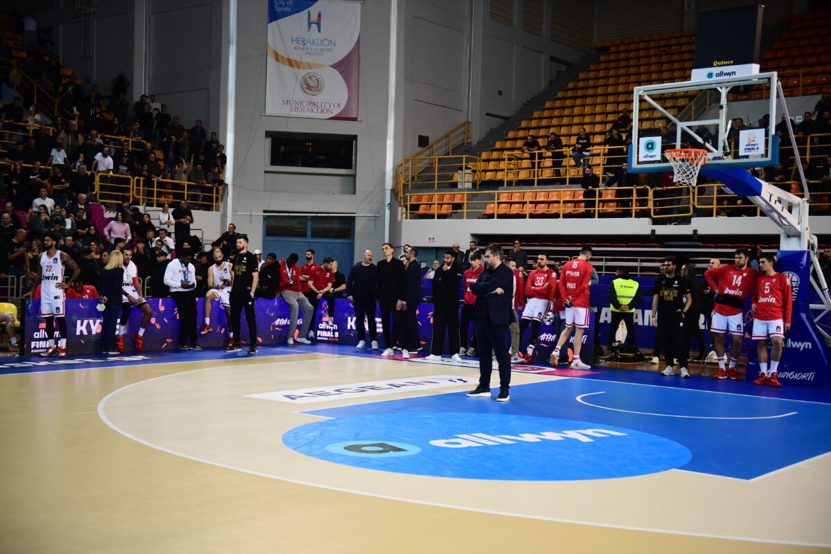 Ολυμπιακός – Παναθηναϊκός: Η εντυπωσιακή στιγμή του Σλούκα με τον Βεζένκοφ και η χειρονομία των Πειραιωτών στην απονομή του Κυπέλλου