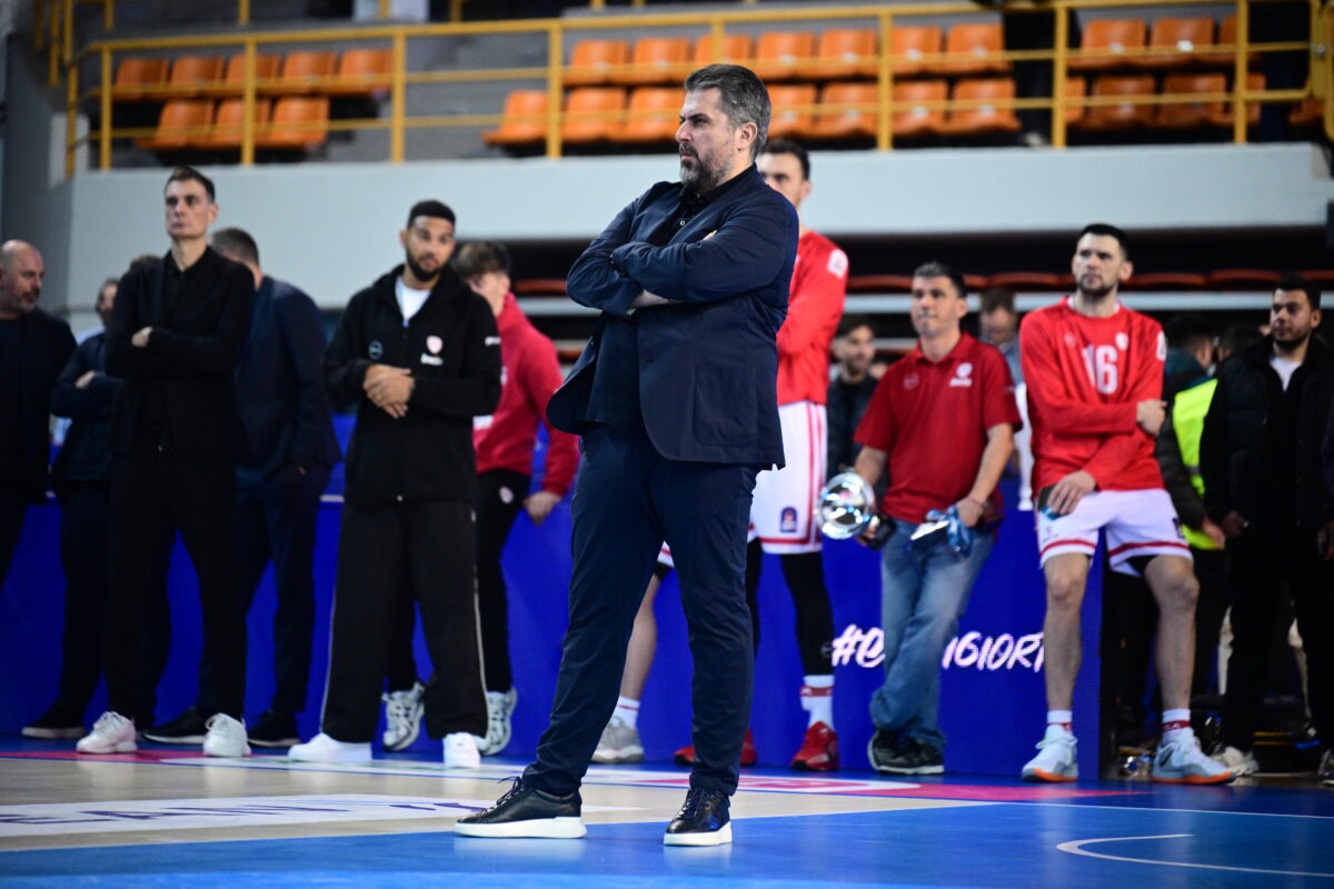 Ολυμπιακός – Παναθηναϊκός: Η εντυπωσιακή στιγμή του Σλούκα με τον Βεζένκοφ και η χειρονομία των Πειραιωτών στην απονομή του Κυπέλλου