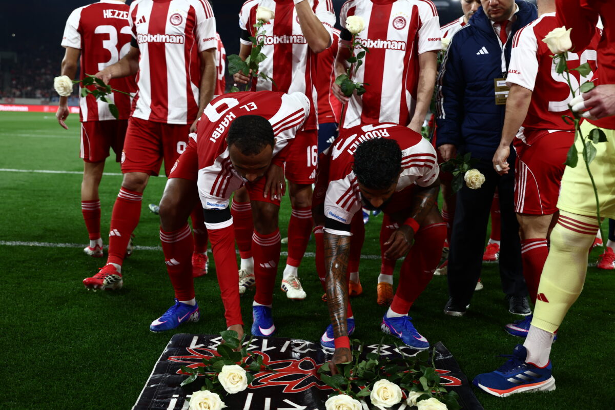 Ολυμπιακός και Παναθηναϊκός απέτισαν φόρο τιμής στα θύματα της Θύρας 7 πριν το ντέρμπι, λευκά τριαντάφυλλα από τις δύο πλευρές