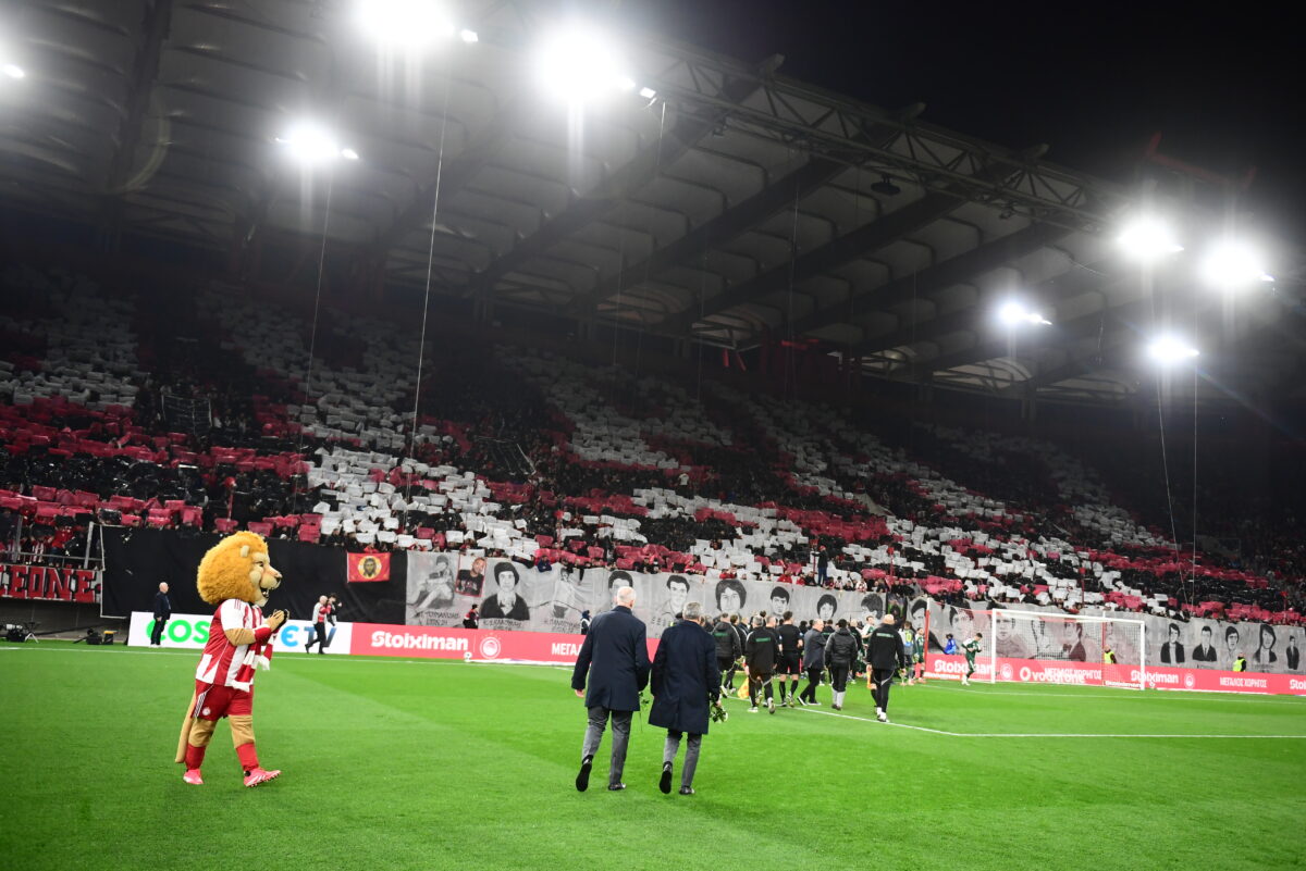 Ολυμπιακός και Παναθηναϊκός απέτισαν φόρο τιμής στα θύματα της Θύρας 7 πριν το ντέρμπι, λευκά τριαντάφυλλα από τις δύο πλευρές